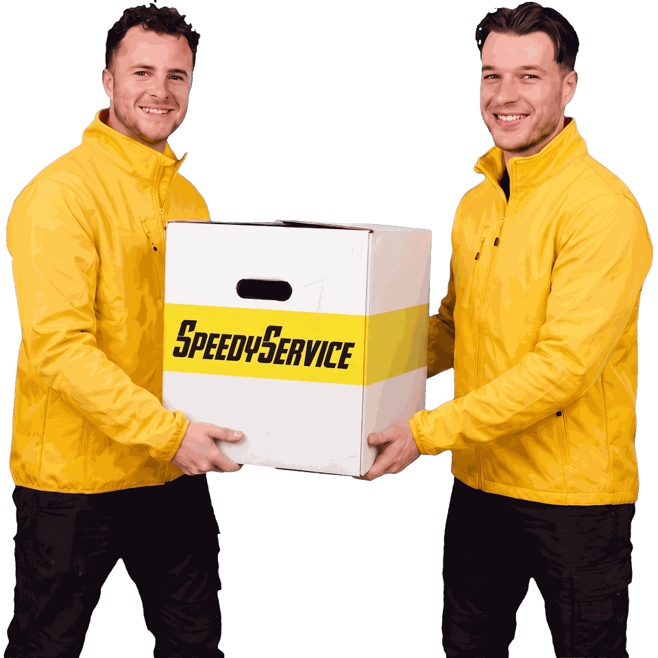 Twee verhuizers van SpeedyService dragen samen een verhuisdoos met het SpeedyService-logo