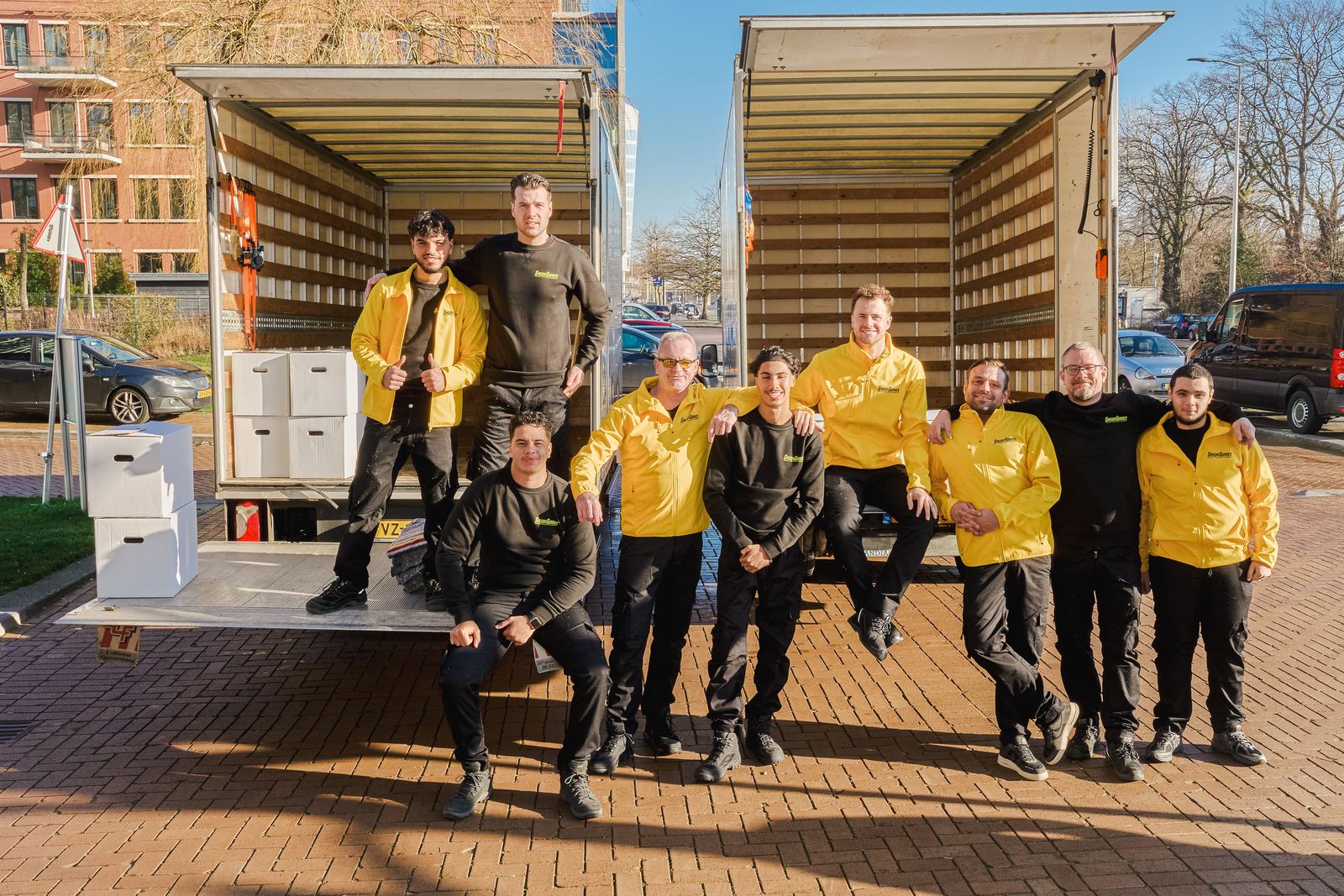 Het verhuisteam van SpeedyService voor twee verhuiswagens
