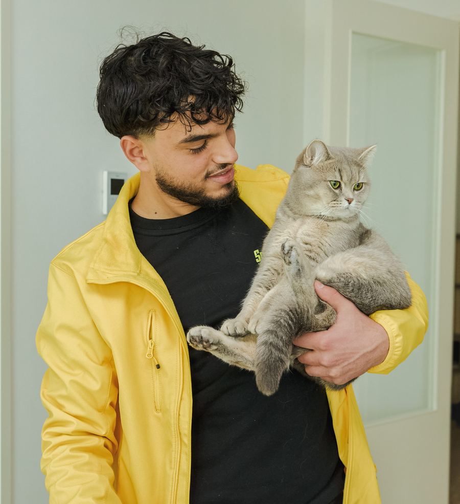 Verhuizer van SpeedyService houdt lachend een kat vast